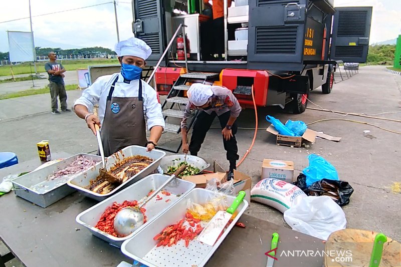 Brimob Polda Jabar dirikan dapur umum untuk buat seribu nasi bungkus di Garut