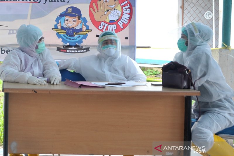 Petugas kesehatan Posko Pantau pemudik dengan menggunakan alat  pelindung diri (APD) lengkap