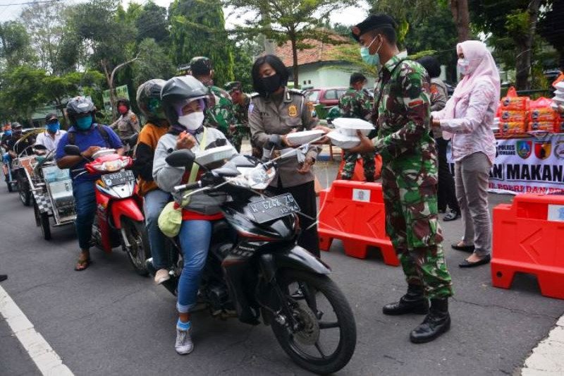 Pembagian Nasi Gratis