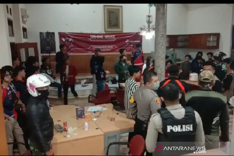 Petugas gabungan bubarkan kumpulan pemain game online di Garut
