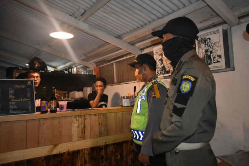 Tim gabungan keamanan bubarkan kerumunan warga Indramayu