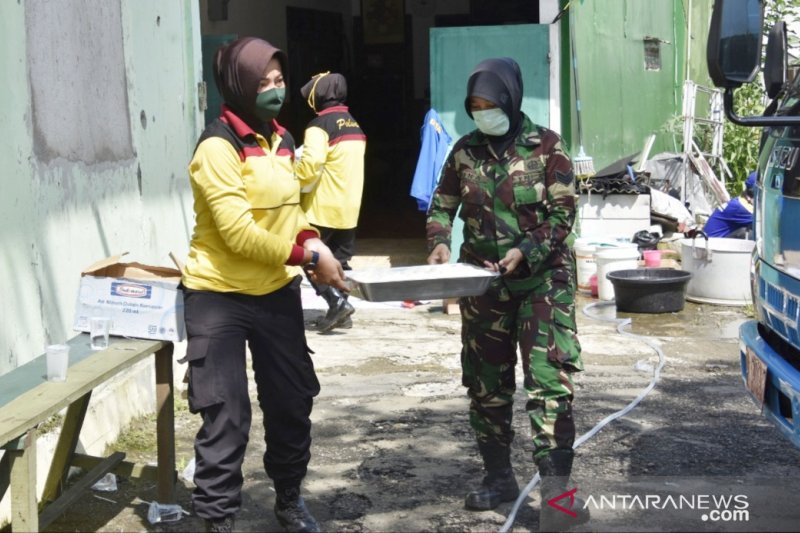 Kowad dan Polwan buka dapur umum di Kabupaten Bogor