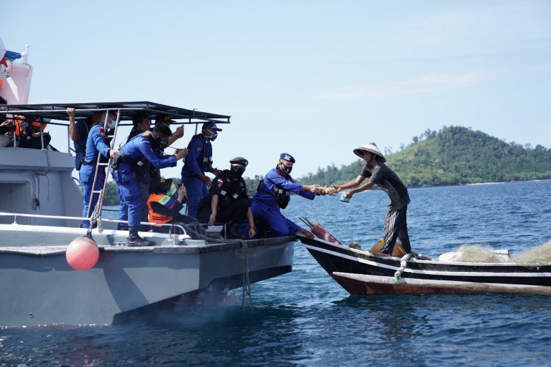 Gandeng Bea Cukai, Ditpolairud Polda Sumbar salurkan bantuan ke nelayan