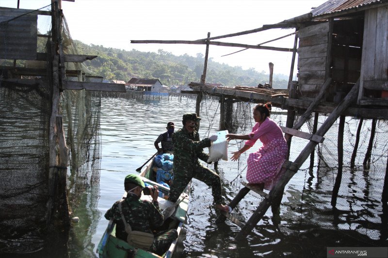 PEMBAGIAN SEMBAKO GRATIS DI SUKU BAJO