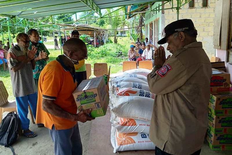 Bantuan Sembako Warga Terdampak COVID-19 Distrik Warsa Biak