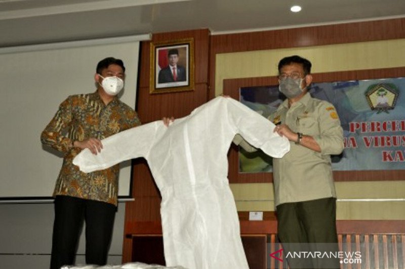 Menteri Pertanian serahkan bantuan APD