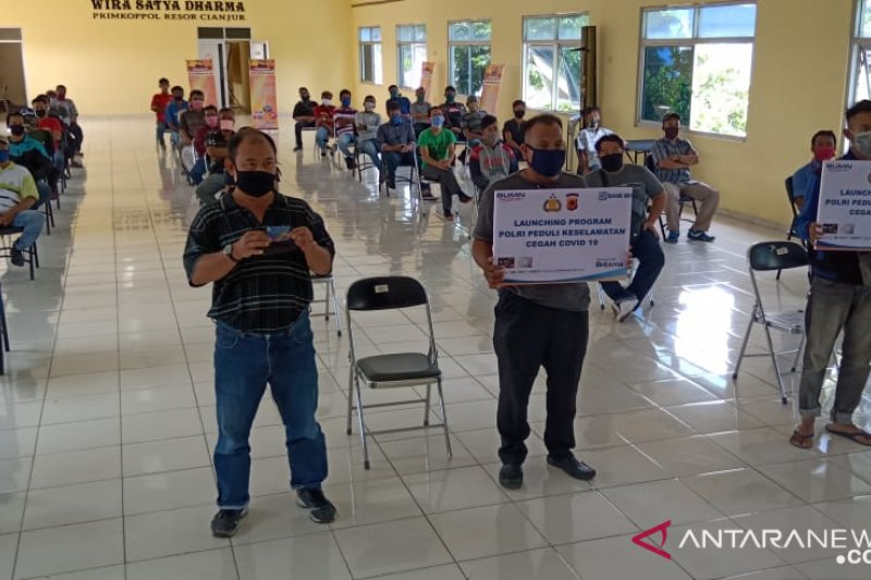 Seratusan sopir di Cianjur dapat insentif dari Korlantas Polri