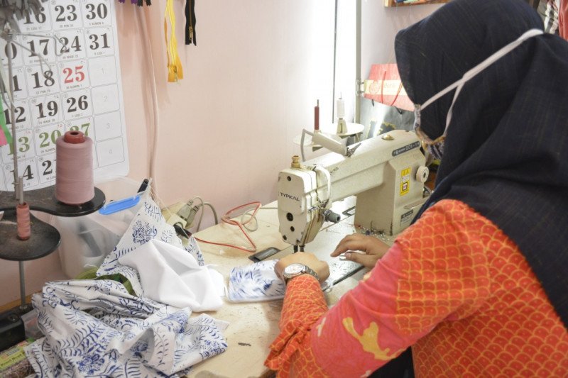 Sepi pesanan baju  lebaran  Anita beralih produksi masker 