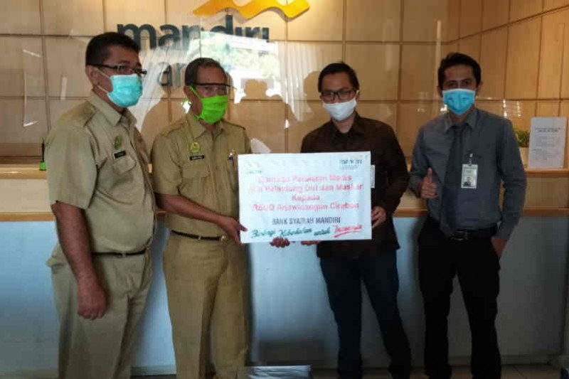 Mandiri Syariah Cirebon serahkan APD kepada RS rujukan COVID-19