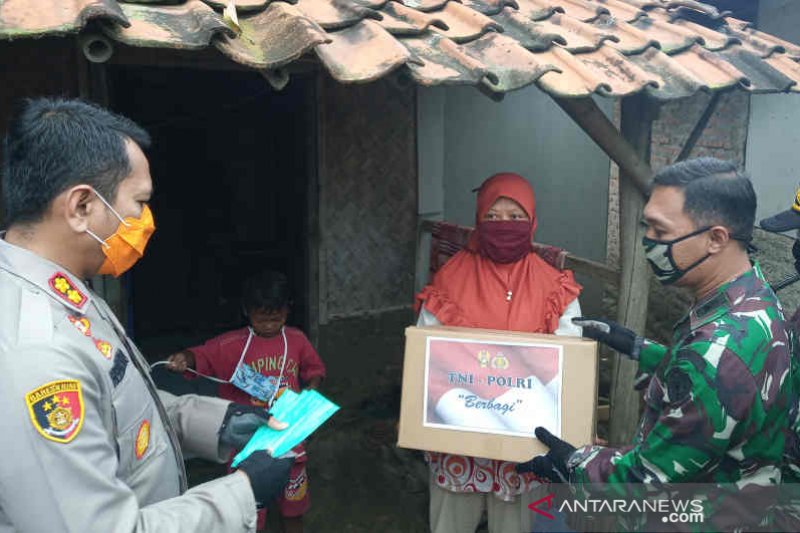 Kodim dan Polres Indramayu bagikan 2.500 paket sembako kepada warga