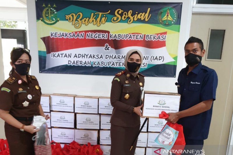 Kejari Bekasi salurkan bantuan umtuk warga terdampak COVID-19