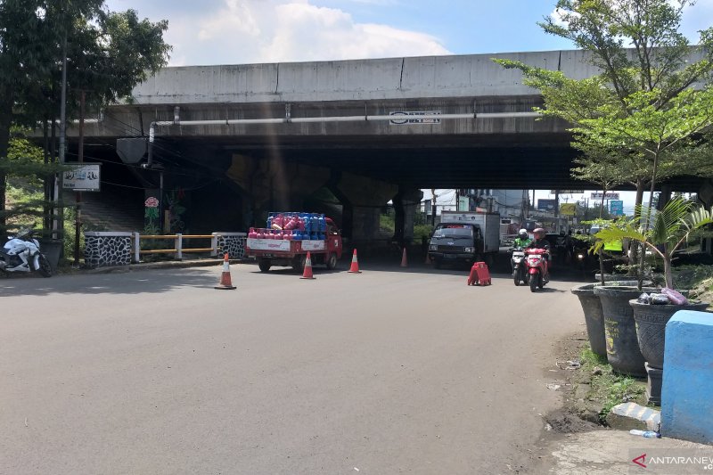 Arus lalin Jalan  Kopo Kota Bandung ramai saat PSBB pertama