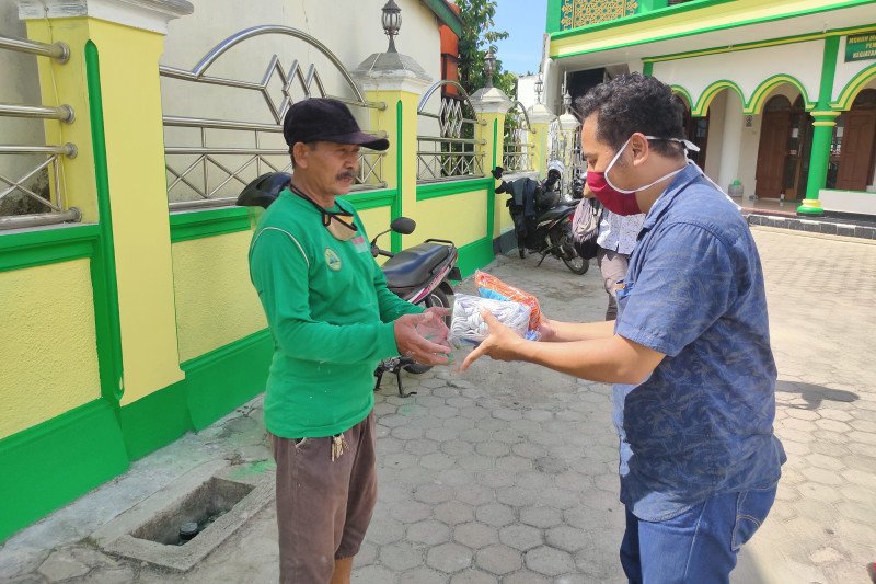 IJTI Lampung bagikan masker ke sejumlah masjid di Bandarlampung