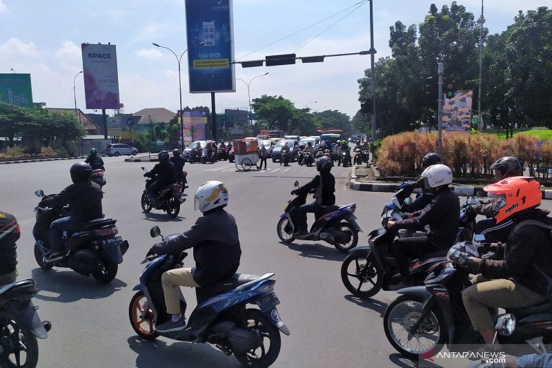 Hari pertama PSBB  lalu lintas di Kota Bandung masih ramai lancar