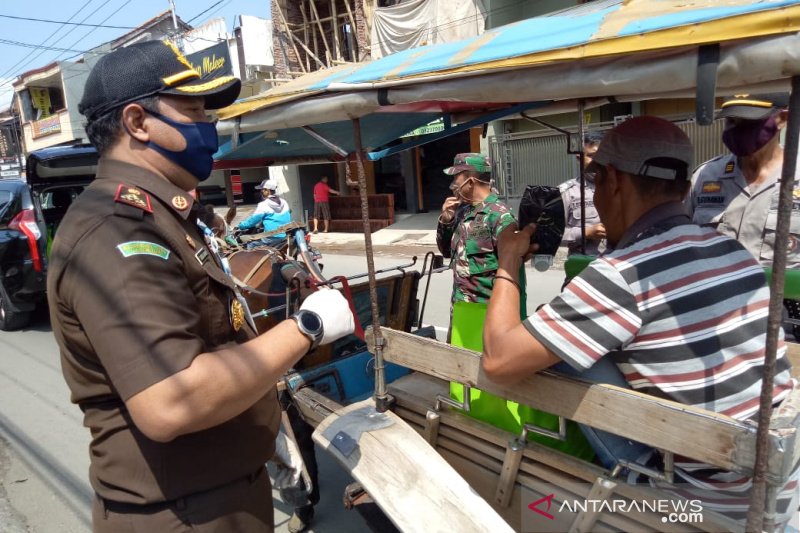 Jaksa di Garut bagikan bantuan pangan kepada pekerja jalanan