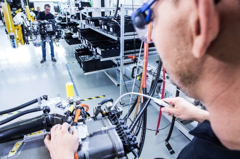 Kolaborasi Volvo dan Daimler kembangkan mesin hidrogen untuk truk