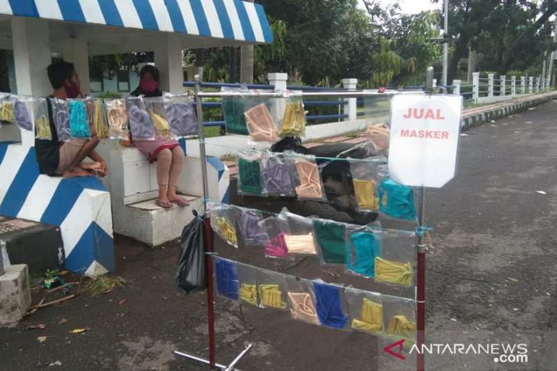 Pedagang masker dadakan di Cianjur raup keuntungan dari pengendara