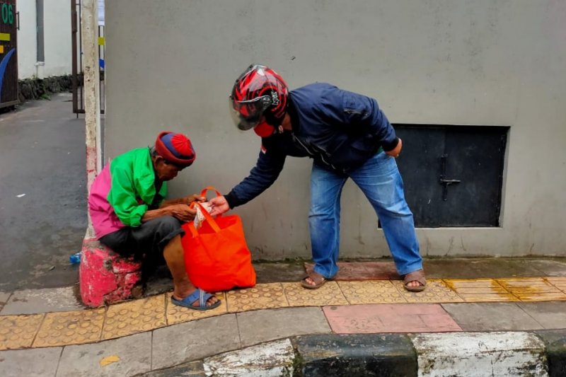 Perhumas Bandung bagikan paket sembako untuk tukang becak dan sopir angkot