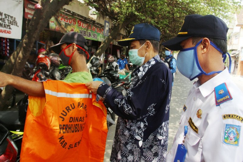 Dishub Sleman bagikan 1.000 masker untuk juru parkir