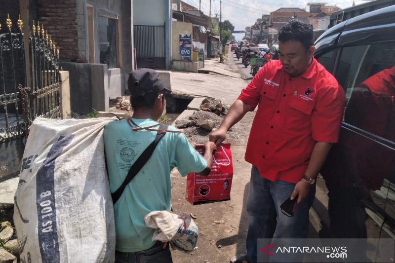 Kader PDIP Garut bagikan bantuan pangan untuk pemulung jelang puasa