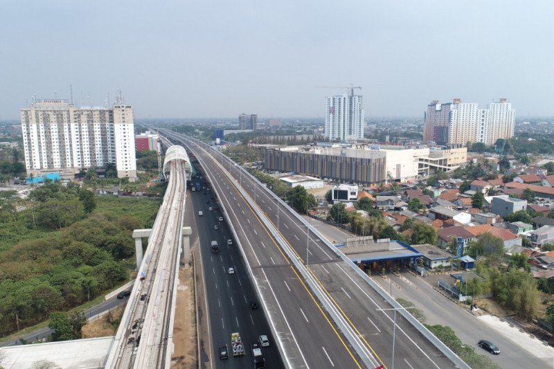 Lalu lintas kendaraan di gerbang tol Cikampek Utama lancar