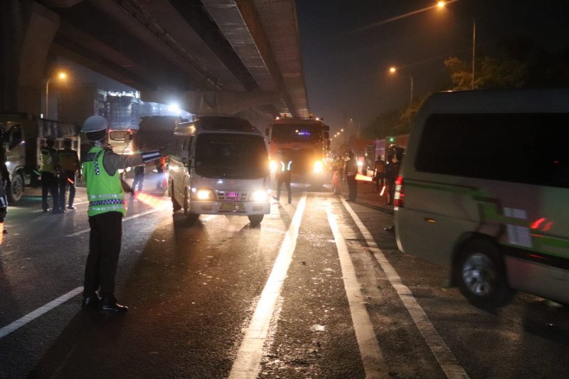 Dua lintasan Tol Jakarta-Cikampek disekat guna halau pemudik