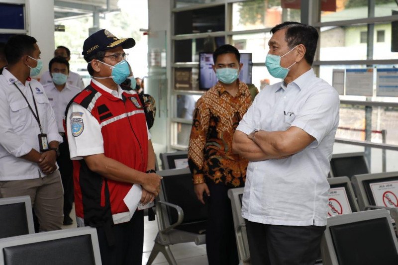 Menteri Luhut sidak bandara hingga Tol Cikampek