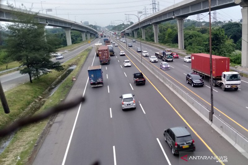 Tol Jakarta-Cikampek ramai lancar di hari pertama larangan mudik