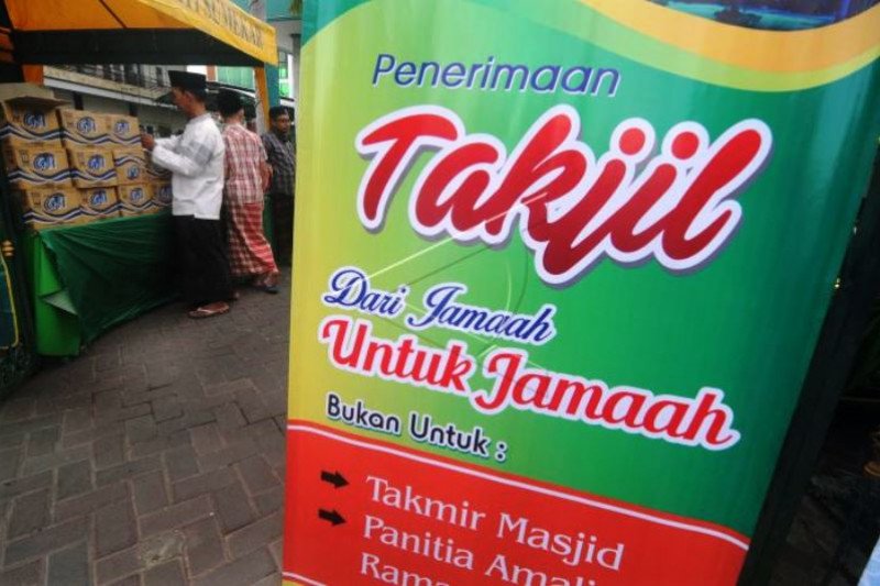 Nasi B ungkus dan Takjil Gratis