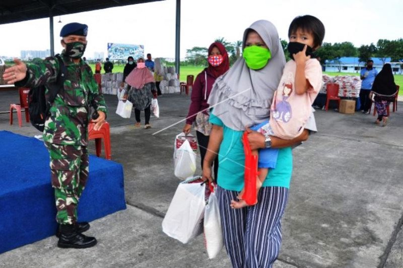 TNI AU Bagikan Paket Sembako Warga Terdampak COVID-19