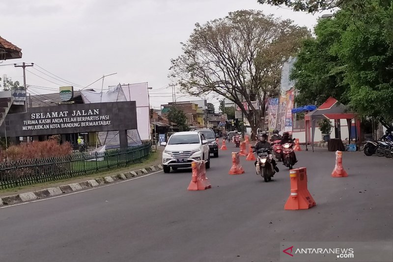 Sejumlah titik pemeriksaan PSBB Bandung sempat tanpa penjagaan
