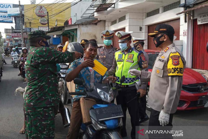 Polisi dan Jurnalis Indramayu bagikan 2.300 masker ke warga