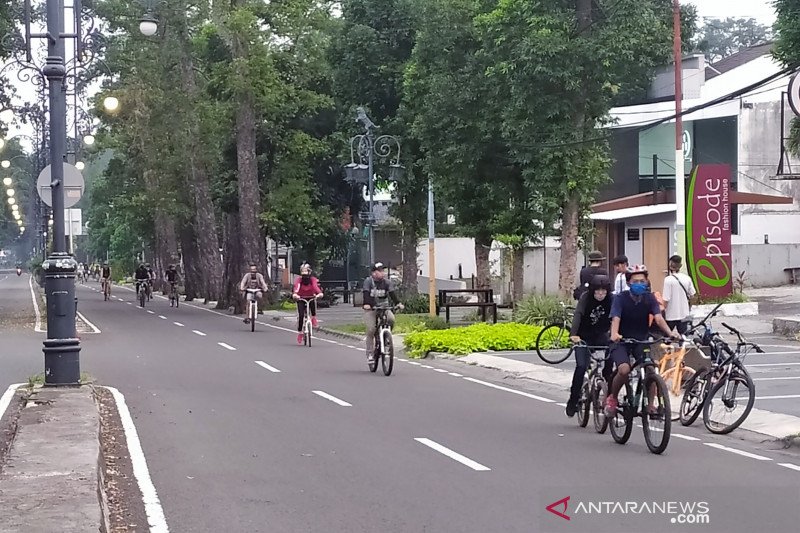 Pesepeda pakai masker sambil ngabuburit di Jalan Dago Bandung