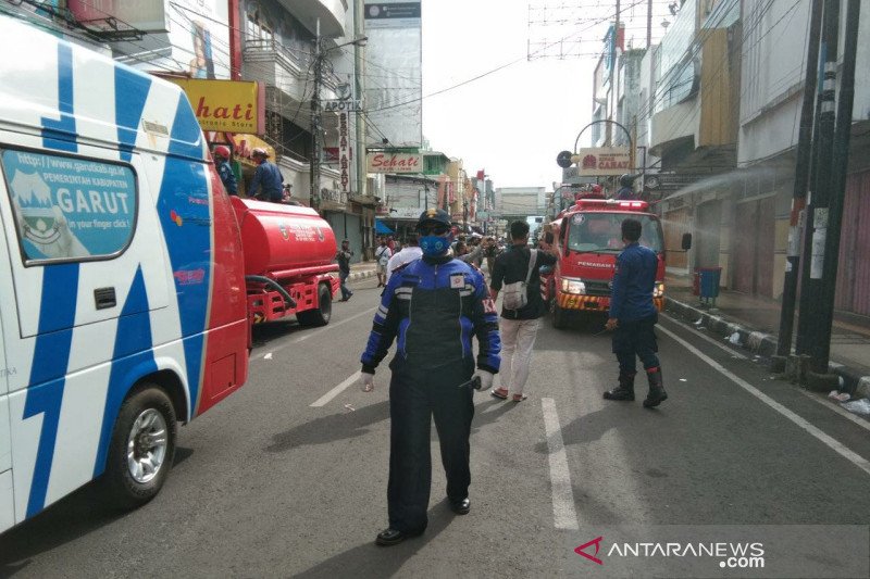 Jalan perkotaan Garut ditutup antisipasi penyebaran COVID-19