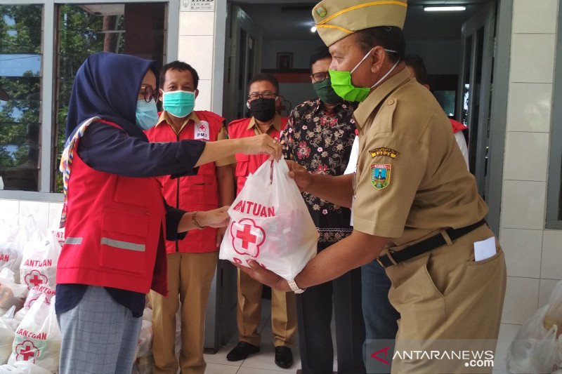 PMI bagikan 2.170 paket sembako kepada warga terdampak COVID-19