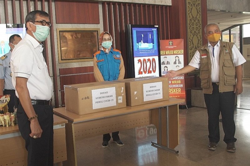 Menkumham distribusikan 2.000 paket bansos untuk warga Tangsel dan Bekasi