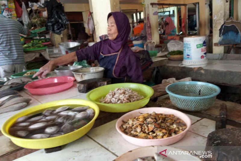 Harga ikan di pasar tradisional Cirebon naik pada Ramadhan