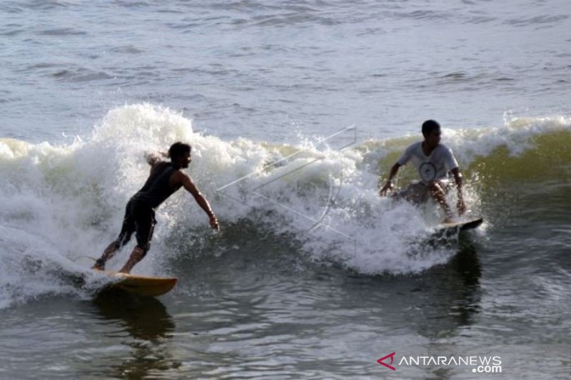 NGABUBURIT MAIN SURFING DI PADANG