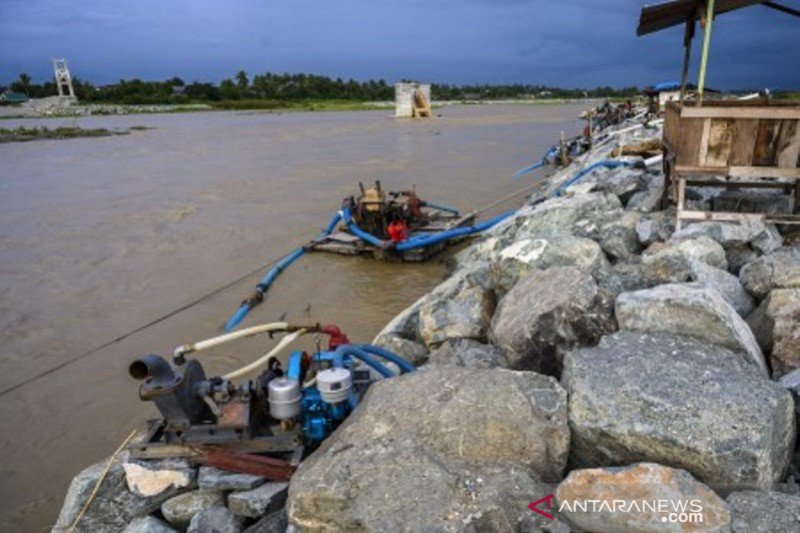 Proyek tanggul penahan banjir sungai Palu