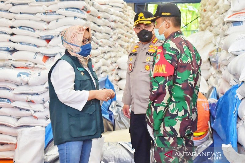 TNI dan Polri kawal distribusi bansos beras di Bogor