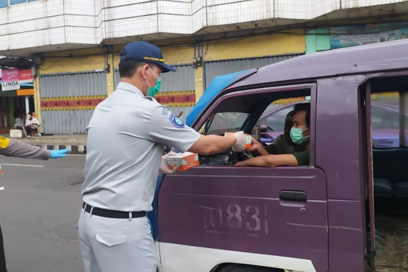 Jasa Raharja Lampung bagikan takjil untuk berbuka puasa