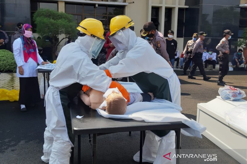 Polisi dan TNI di Sumedang latihan pemulasaran jenazah pasien COVID-19