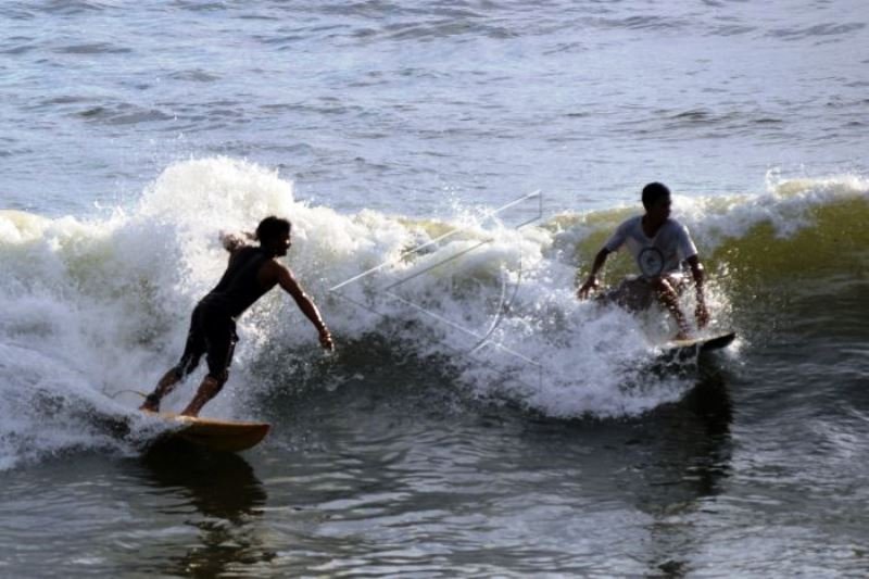 Ngabuburit Main Surfing
