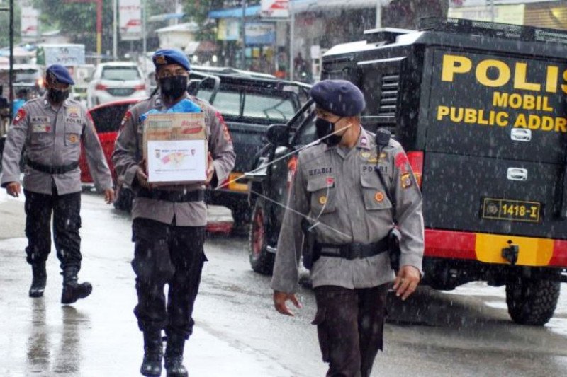 Pembagian Takjil Gratis Bakti Brimob