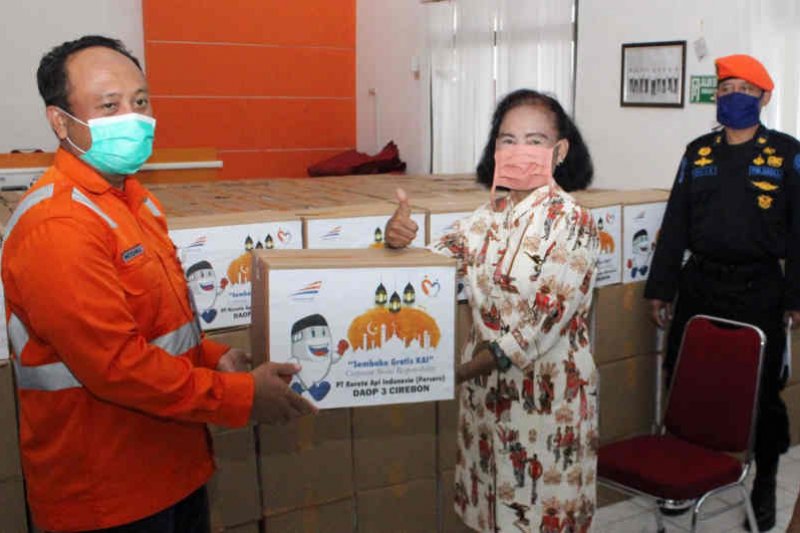 KAI Cirebon salurkan 700 paket sembako bagi warga