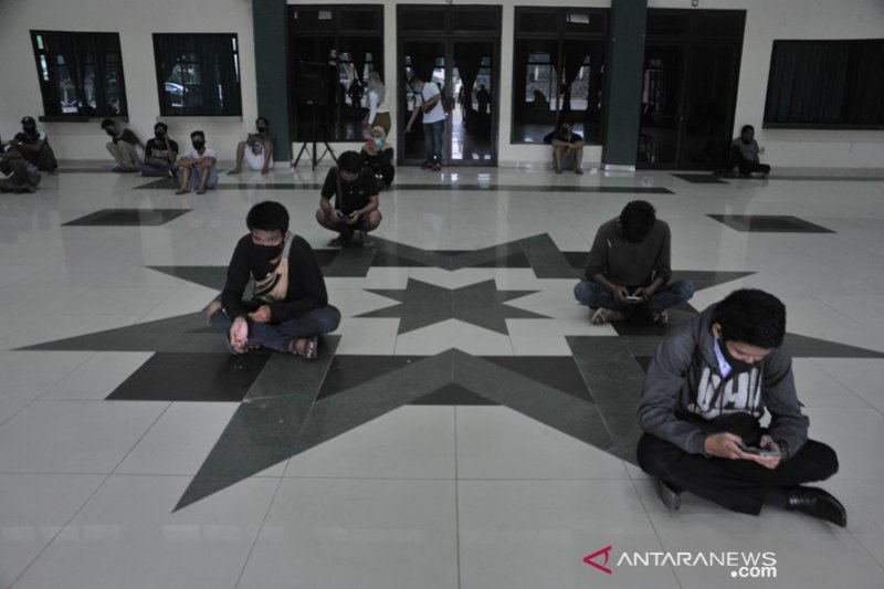 Warga tanpa masker ditahan satu malam di Asrama Haji Palembang