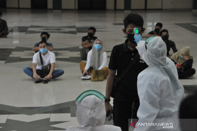 Warga tanpa masker ditahan satu malam di Asrama Haji Palembang