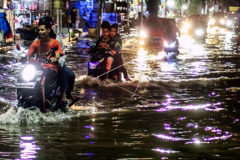 Banjir Dampak Drainase Tidak Mampu Menampung Air Hujan