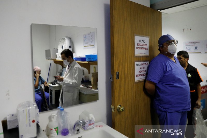Dokter Meksiko dirawat di RS setelah menerima vaksin COVID-19