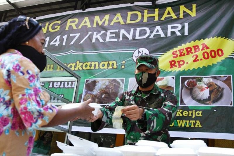 Dandim 1417 Kendari Layani Pembeli Takjil Serba Rp2.000